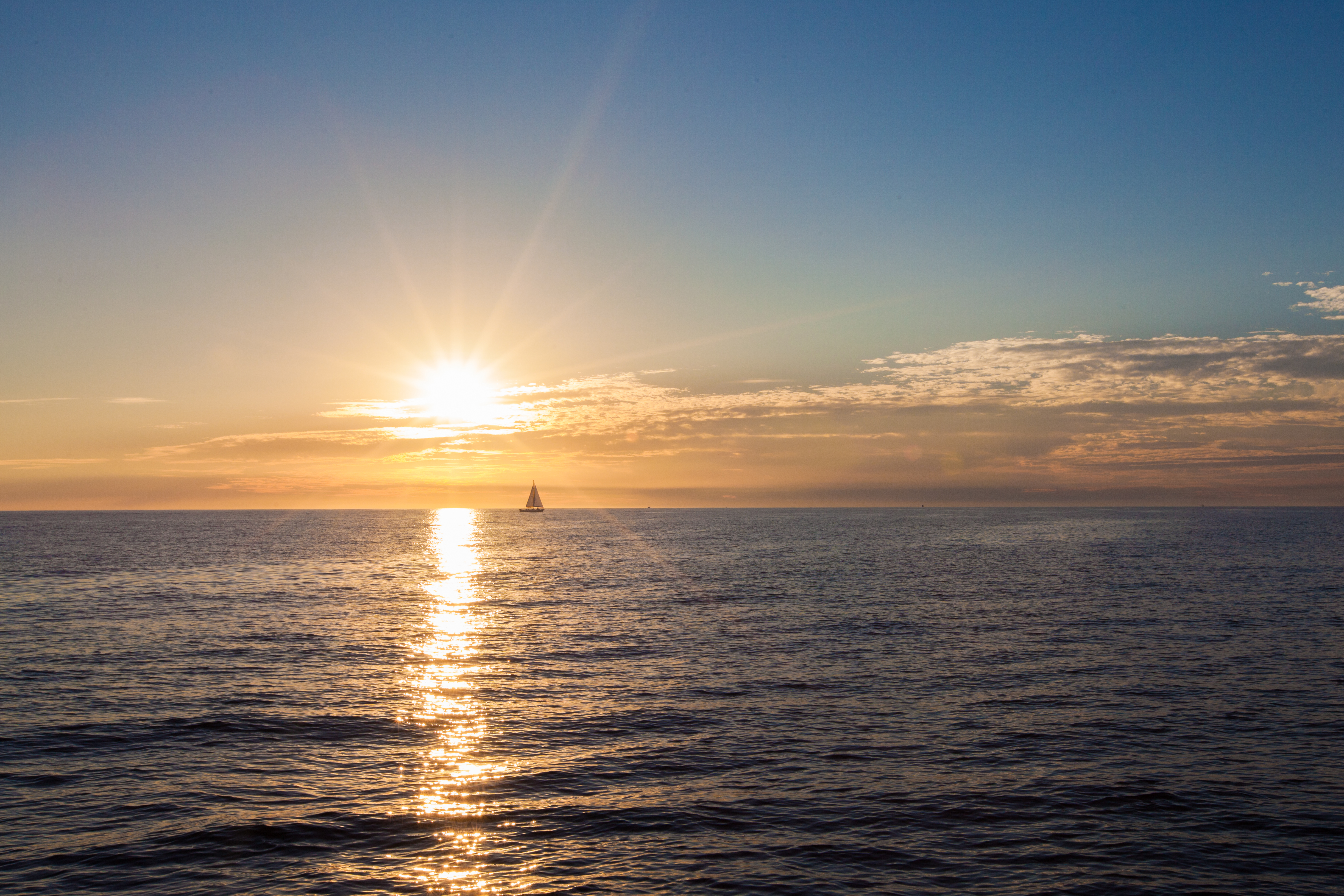 Velero de Lujo al Atardecer